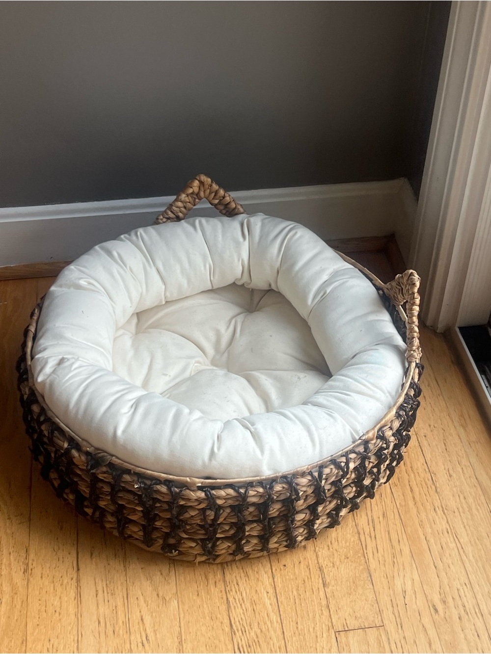 Cat Bed Round Woven Seagrass Basket Bed with Cream Cushion